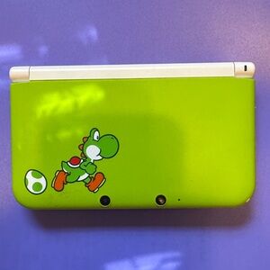 Yoshi Nintendo 3DS XL